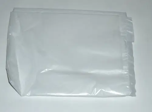 Weiße Kunststoffverpackung, möglicherweise ein Schutzcover oder eine Abdeckung, zur Verwendung mit Daikin Produkten, auf glatter Oberfläche liegend.